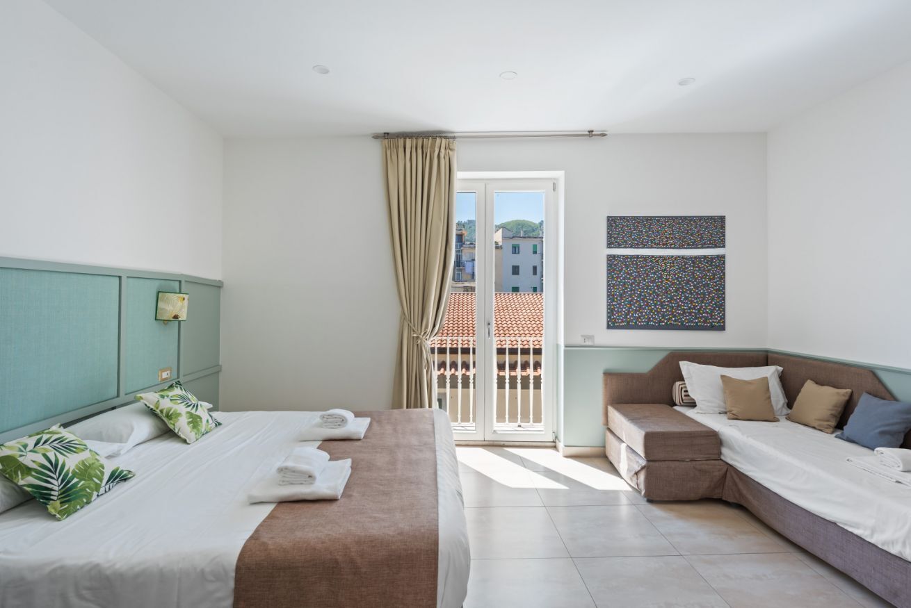 1 habitación, escritorio, tabla de planchar con plancha y cuna de viaje 