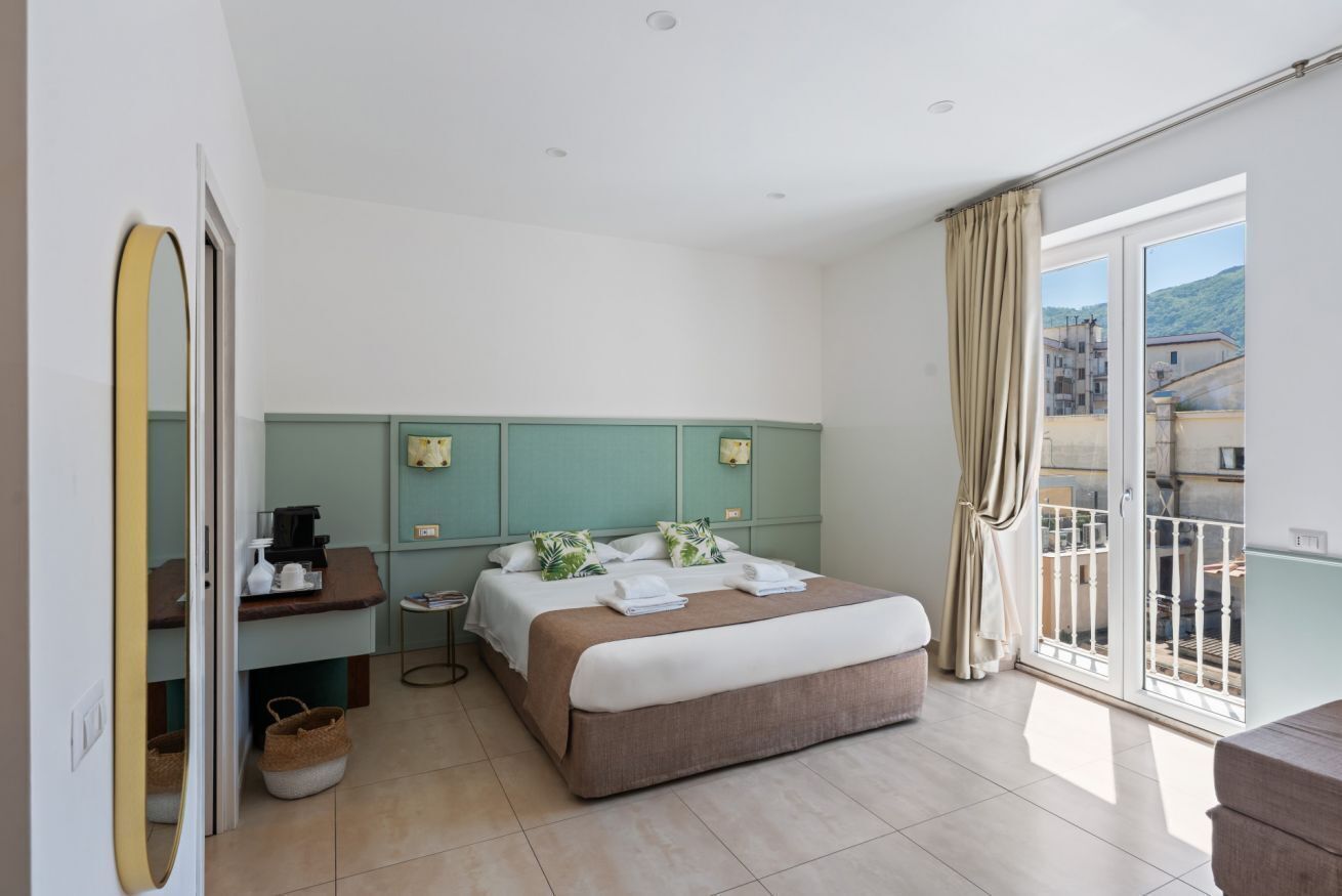 1 habitación, escritorio, tabla de planchar con plancha y cuna de viaje 