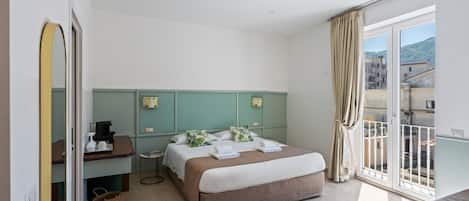 1 dormitorio, escritorio, tabla de planchar con plancha y cuna de viaje