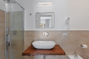 Shower, free toiletries, hair dryer, bidet