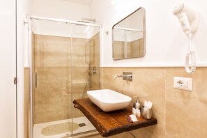 Regadera, amenidades de baño gratuitas, secadora de cabello, bidet