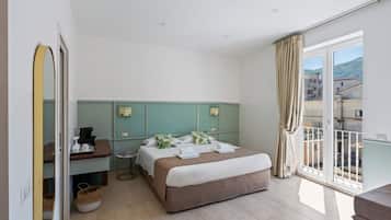 1 chambre, bureau, fer et planche à repasser, lit parapluie