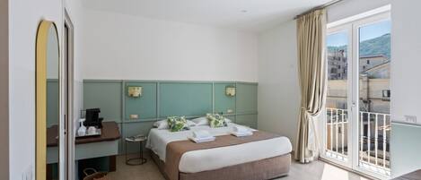 1 habitación, escritorio, tabla de planchar con plancha y cuna de viaje