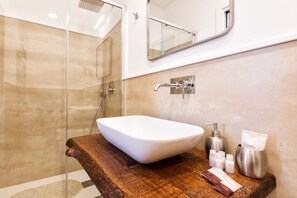 Doccia, set di cortesia gratuito, asciugacapelli, bidet