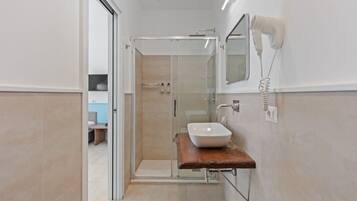 Shower, free toiletries, hair dryer, bidet