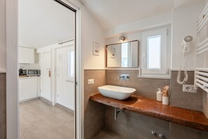 Douche, articles de toilette (gratuits), séchoir à cheveux, bidet