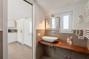 Douche, articles de toilette gratuits, sèche-cheveux, bidet