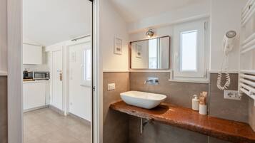 Dusche, kostenlose Toilettenartikel, Haartrockner, Bidet