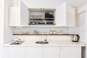 Frigorifero, microonde, piano cottura, macchina per tè/caffè