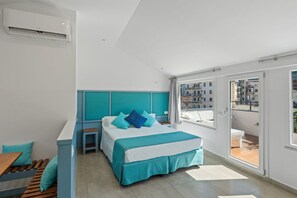 1 soverom, skrivebord, strykejern/-brett og reiseseng for barn