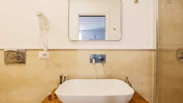 Doccia, asciugacapelli, bidet, asciugamani