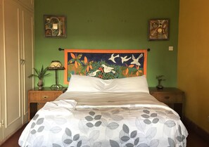 Cortinas blackout y tabla de planchar con plancha 