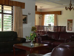 Lobby sitting area - It's a Small World Backpackers Lodge - Hostel (Harare)