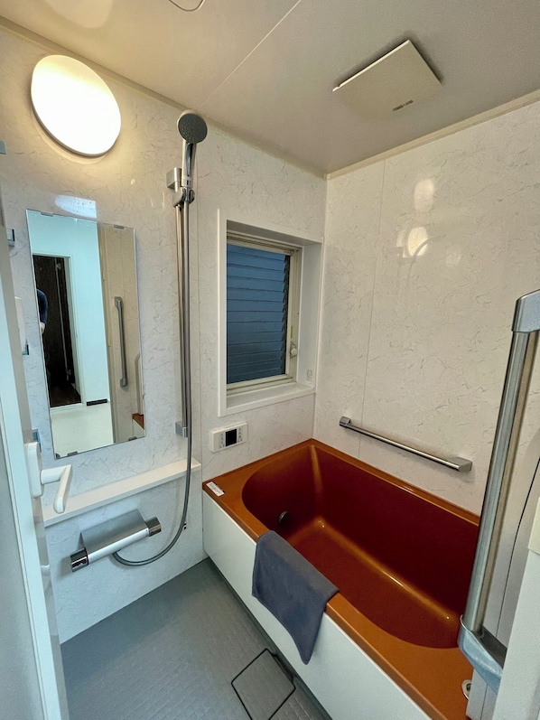 Basic-Apartment, 1 Schlafzimmer | Badezimmer | Duschwanne, Haartrockner, Hausschuhe, Handtücher