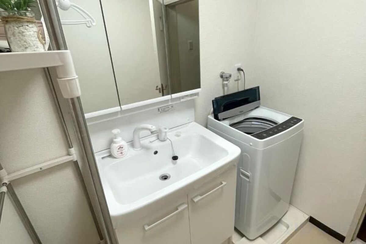 Bathroom | Combined shower/tub, hair dryer, slippers, towels