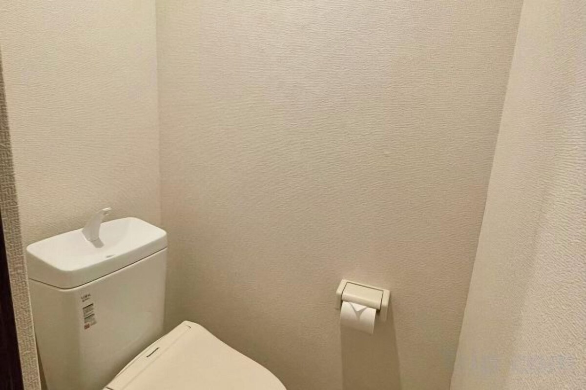 Bathroom | Combined shower/tub, hair dryer, slippers, towels