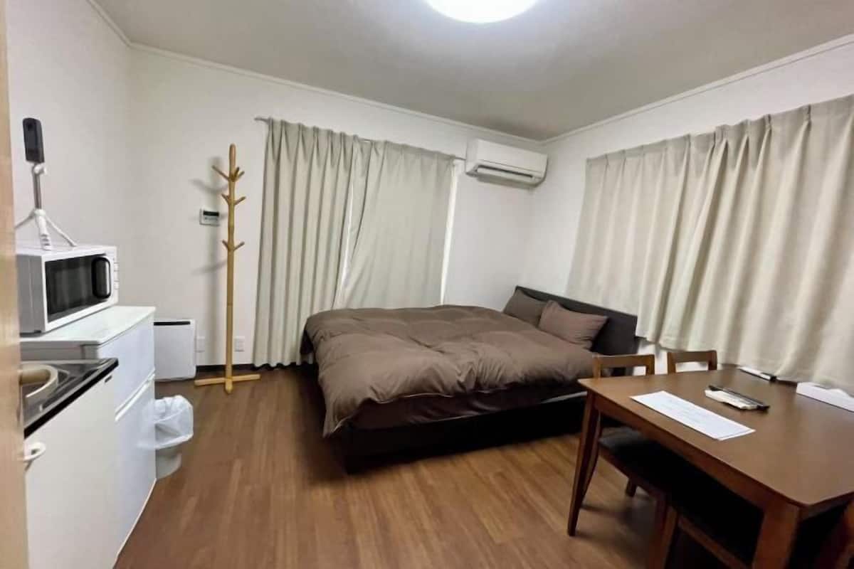1 habitación, muebles diferentes, cortinas blackout y insonorización