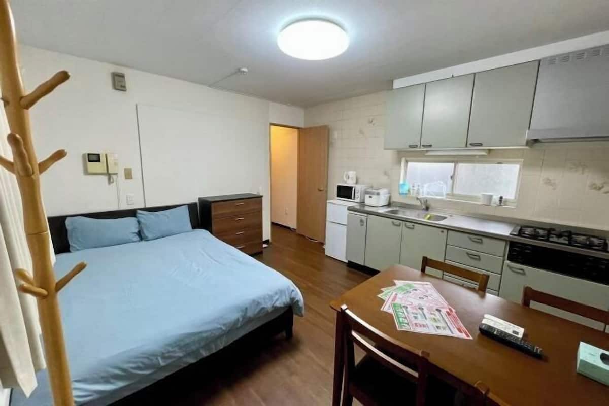 1 habitación, muebles diferentes, cortinas blackout y insonorización