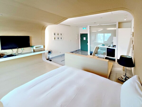 Deluxe Double Room, City View | Down duvets, free WiFi, individually decorated - San Jo Hostel (Kaohsiung)