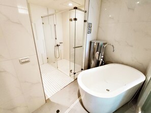 Dobbeltrom – deluxe, byutsikt | Bad | Dusj, toalettartikler (inkludert), hårføner og håndklær