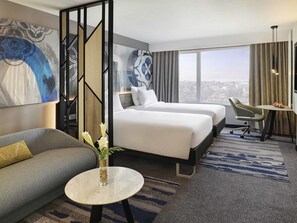 Estúdio superior, 2 camas de solteiro | Escrivaninha, espaço de trabalho para notebook, cortinas blackout