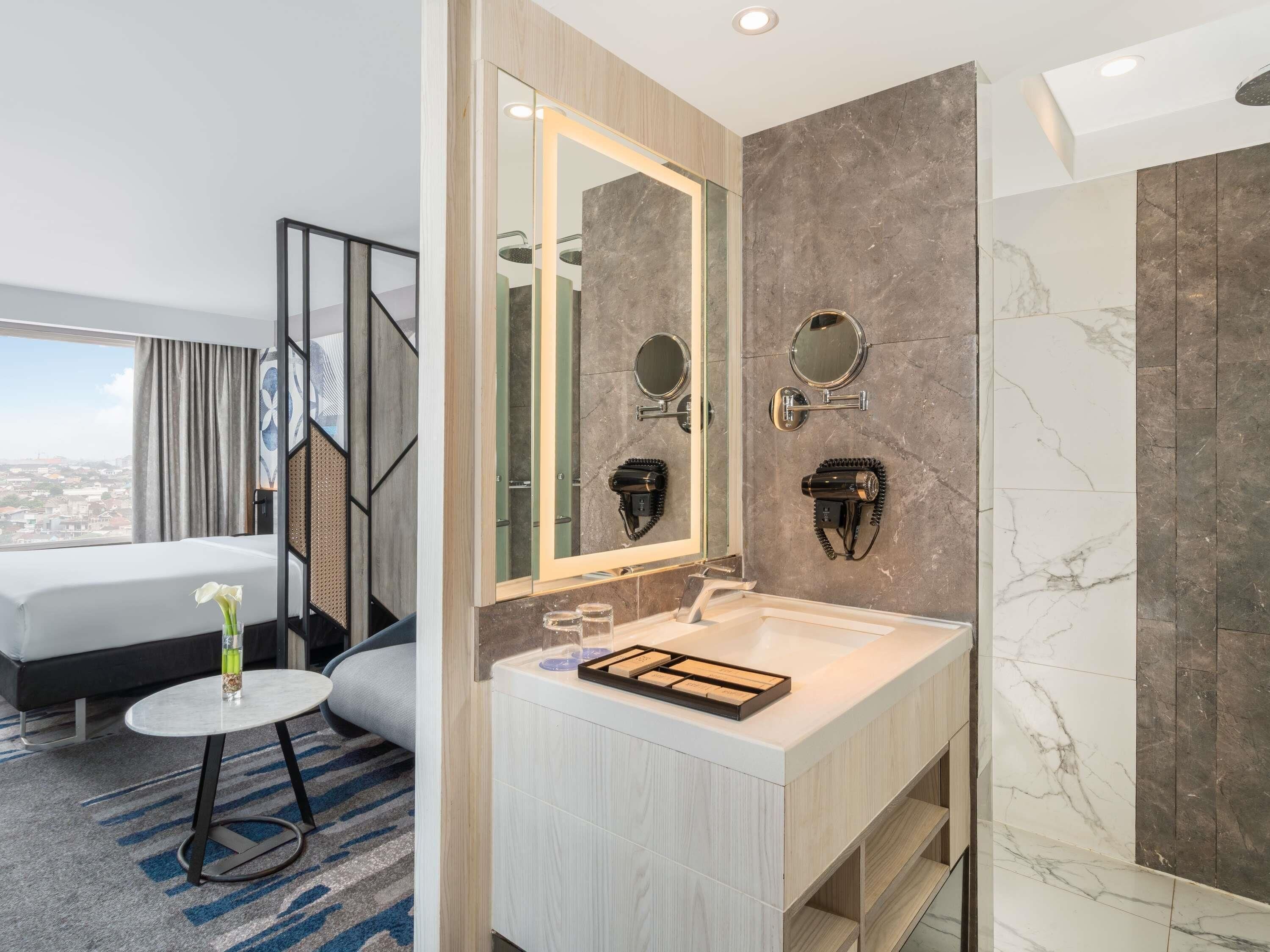 Deluxe Studio, 1 King Bed | Desk, laptop workspace, blackout curtains, soundproofing
