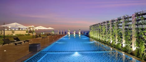 Una piscina al aire libre