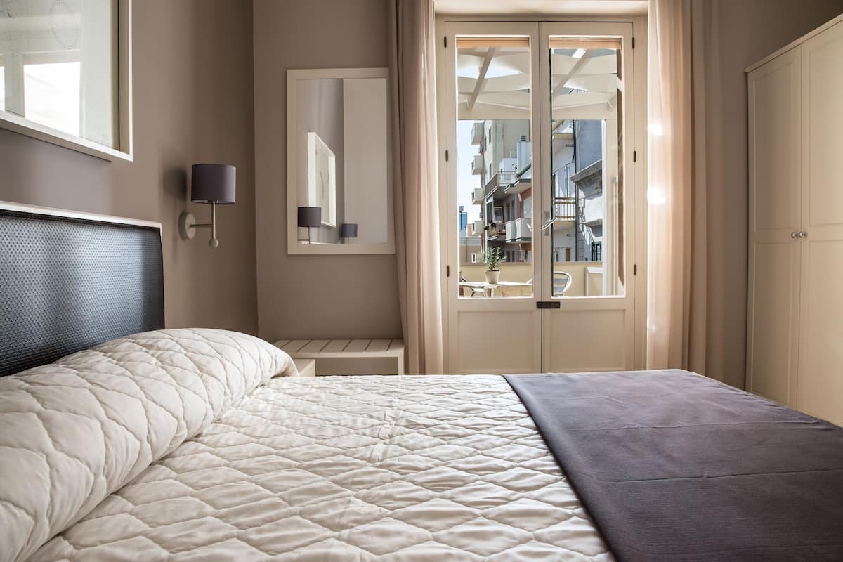 Dobbeltrom, terrasse | Sengetøy av topp kvalitet, memory foam-senger og safe på rommet