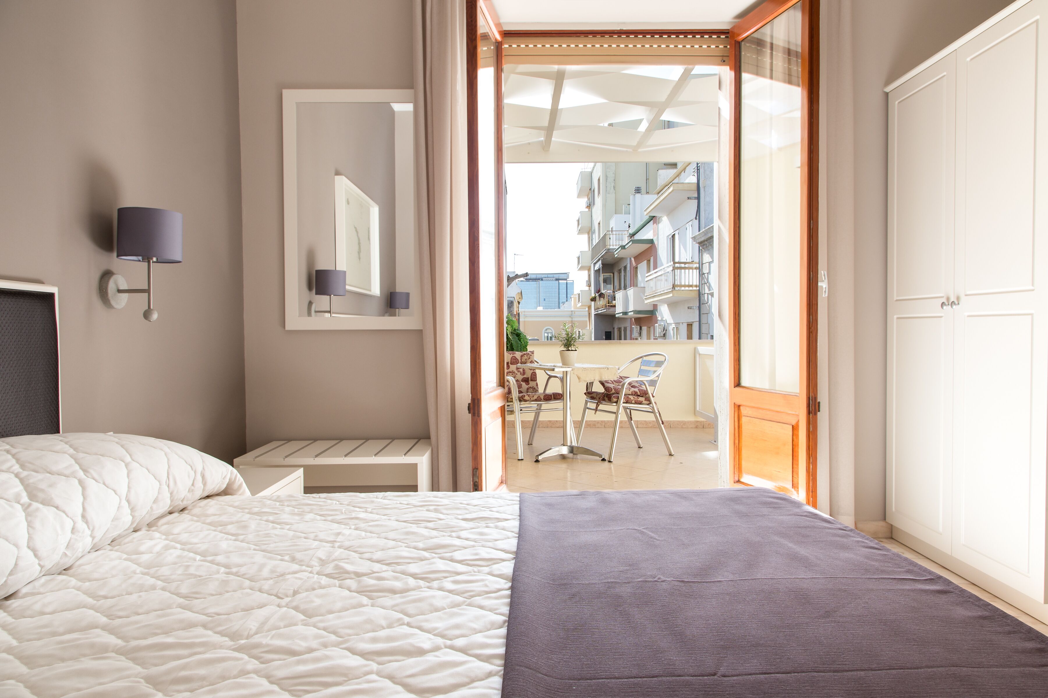 أغطية فراش متميزة وأسرّة بإسفنج يتكيف مع شكل الجسم وخزنة داخل الغرفة