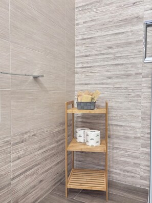Comfort Room | Bathroom | Shower, hair dryer, bathrobes, slippers - Faro Bianco Gallipoli (Gallipoli)