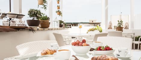 Tägliches Frühstücksbuffet (7 EUR pro Person)