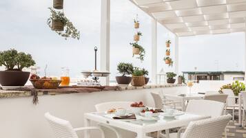 Petit déjeuner buffet (7 EUR par personne)