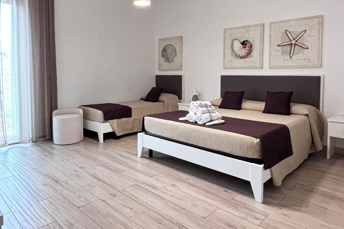 Habitación triple ejecutiva | Ropa de cama de alta calidad y camas con efecto memoria