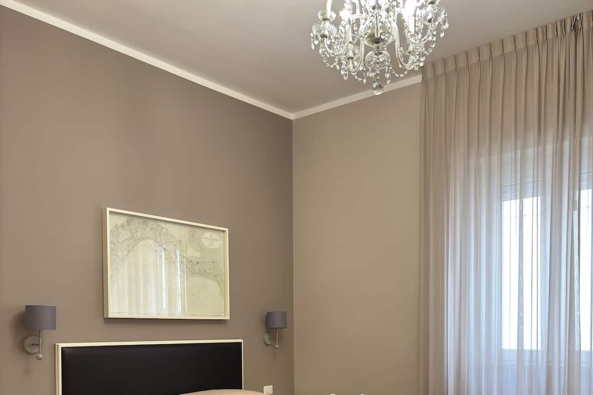 Habitación triple de diseñador | Ropa de cama de alta calidad y camas con efecto memoria