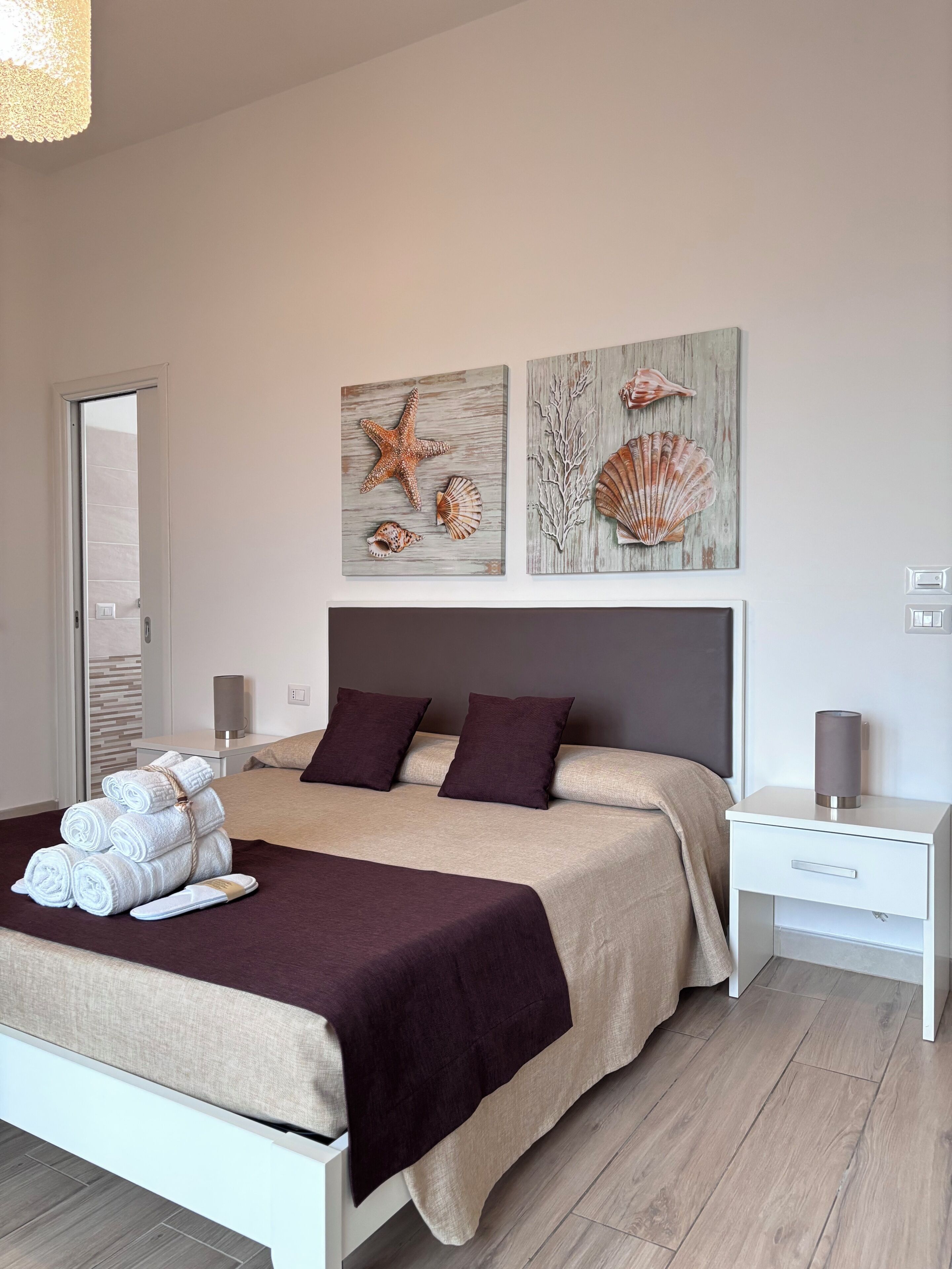 Ylelliset vuodevaatteet, memory foam -patjalliset sängyt