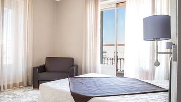 Hochwertige Bettwaren, Betten mit Memory-Foam-Matratzen, Zimmersafe