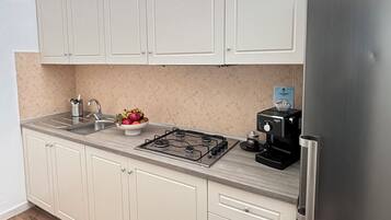 Deluxe Apartment | Private kitchen | Fridge, stovetop, dishwasher, cookware/dishes/utensils