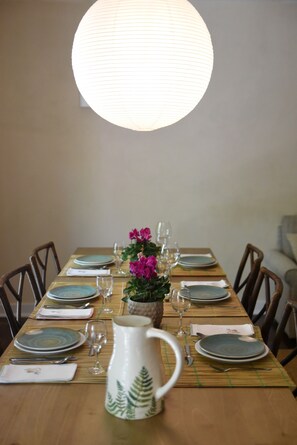 Cottage, 3 Bedrooms | Dining room