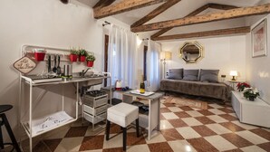 A compact room with a kitchenette, a bed, and a dining area. - Anzolo Palace (Venice)