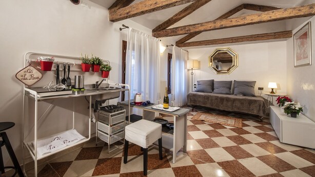 A compact room with a kitchenette, a bed, and a dining area. - Anzolo Palace (Venice)