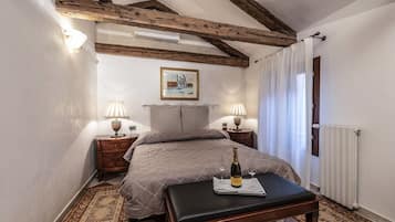 Tremannsrom (angolo cottura) | Sengetøy av topp kvalitet, dundyner, skrivebord og blendingsgardiner