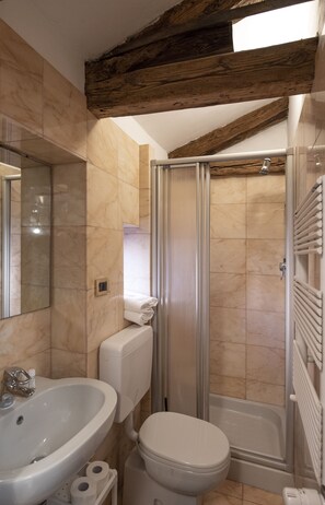 Triple Room (angolo cottura) | Bathroom | Shower, rainfall showerhead, hair dryer, bidet - Anzolo Palace (Venice)