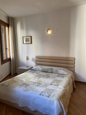 Premium bedding, down duvets, desk, blackout curtains - Anzolo Palace (Venice)