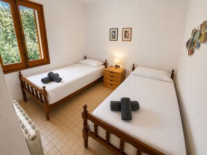 3 bedrooms, iron/ironing board, WiFi, bed sheets