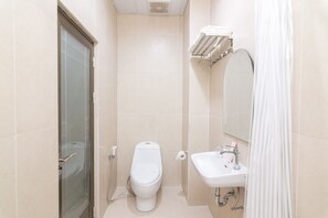 Een douche, gratis toiletartikelen, handdoeken