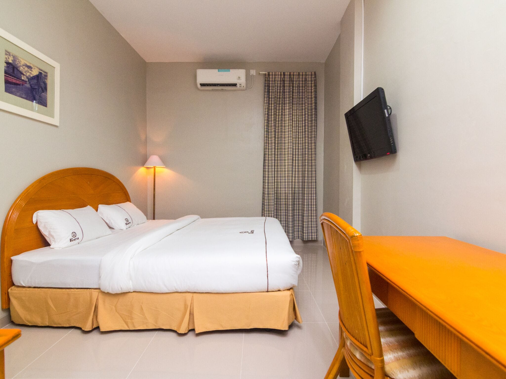 Desk, WiFi (free), bed sheets