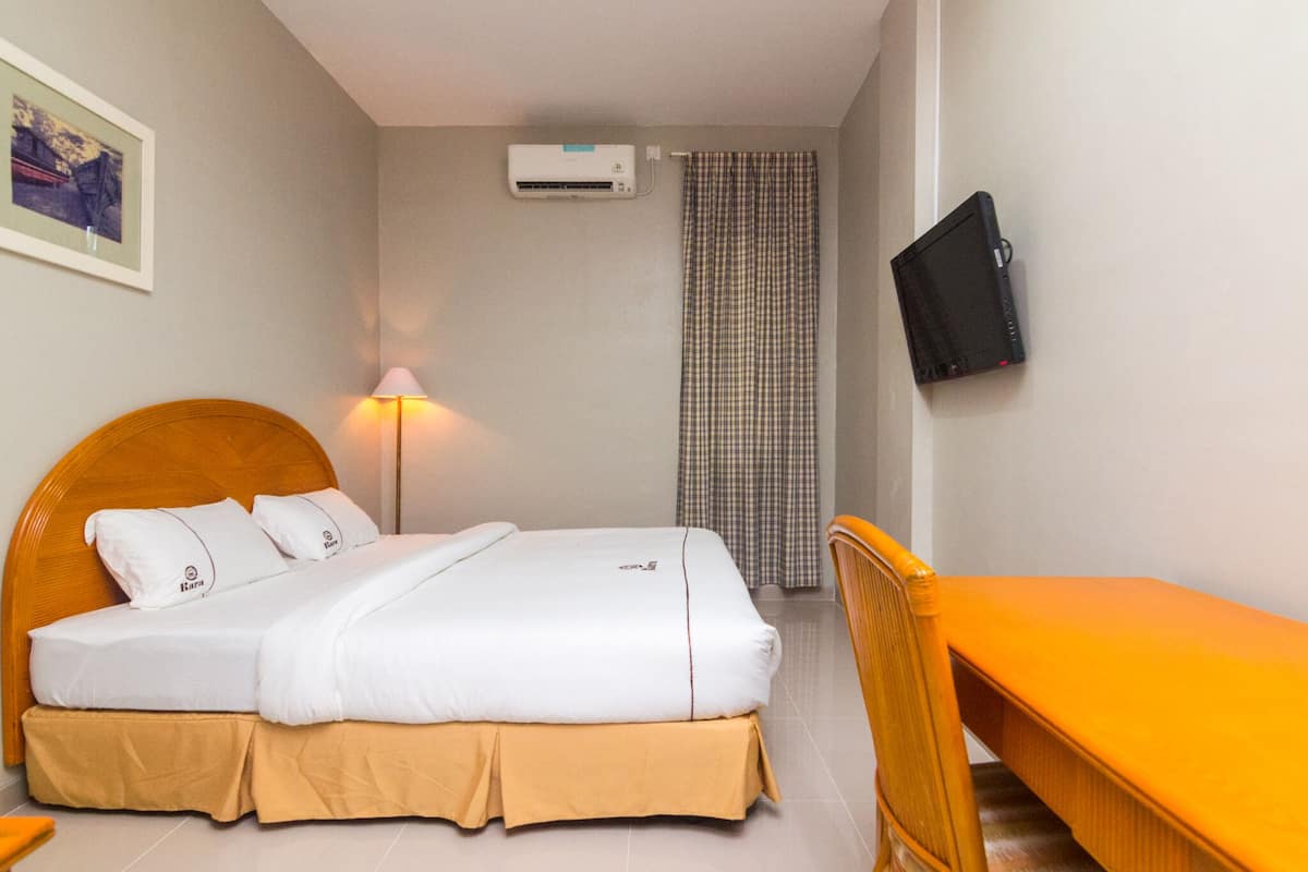 Desk, WiFi (free), bed sheets