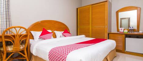 Standard Double Room | Desk, WiFi (free), bed sheets