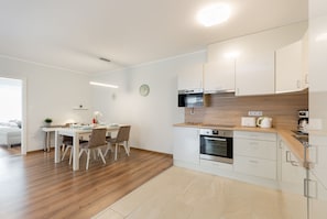 Refrigerador con freezer, microondas, horno, placa de cocina