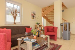 Fernseher, Kamin, DVD-Player, Bücher